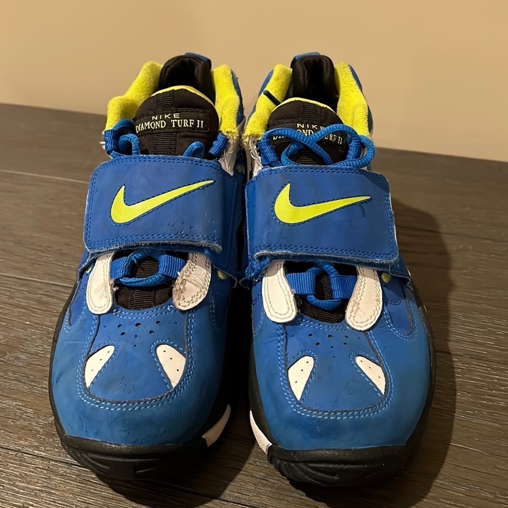 Nike Diamond Turf II boys tennis shoes, EUC, size 4